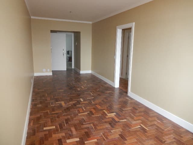 Apartamento no Itaim Bibi: sala com piso de taco