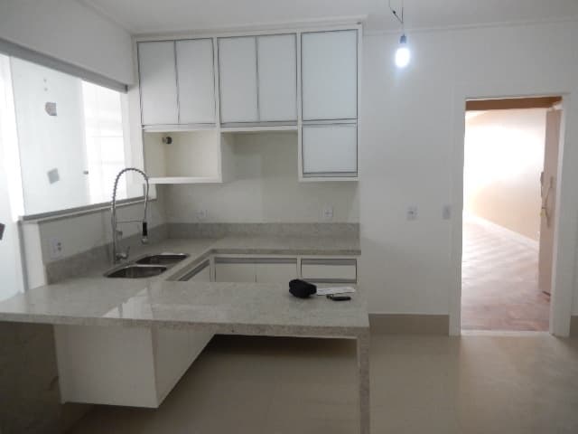 Apartamento no Itaim Bibi: cozinha planejada com bancada de granito