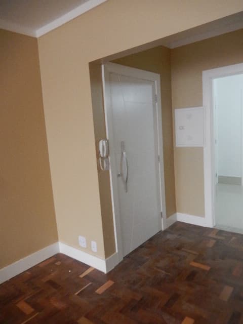 Apartamento no Itaim Bibi: sala e porta de entrada