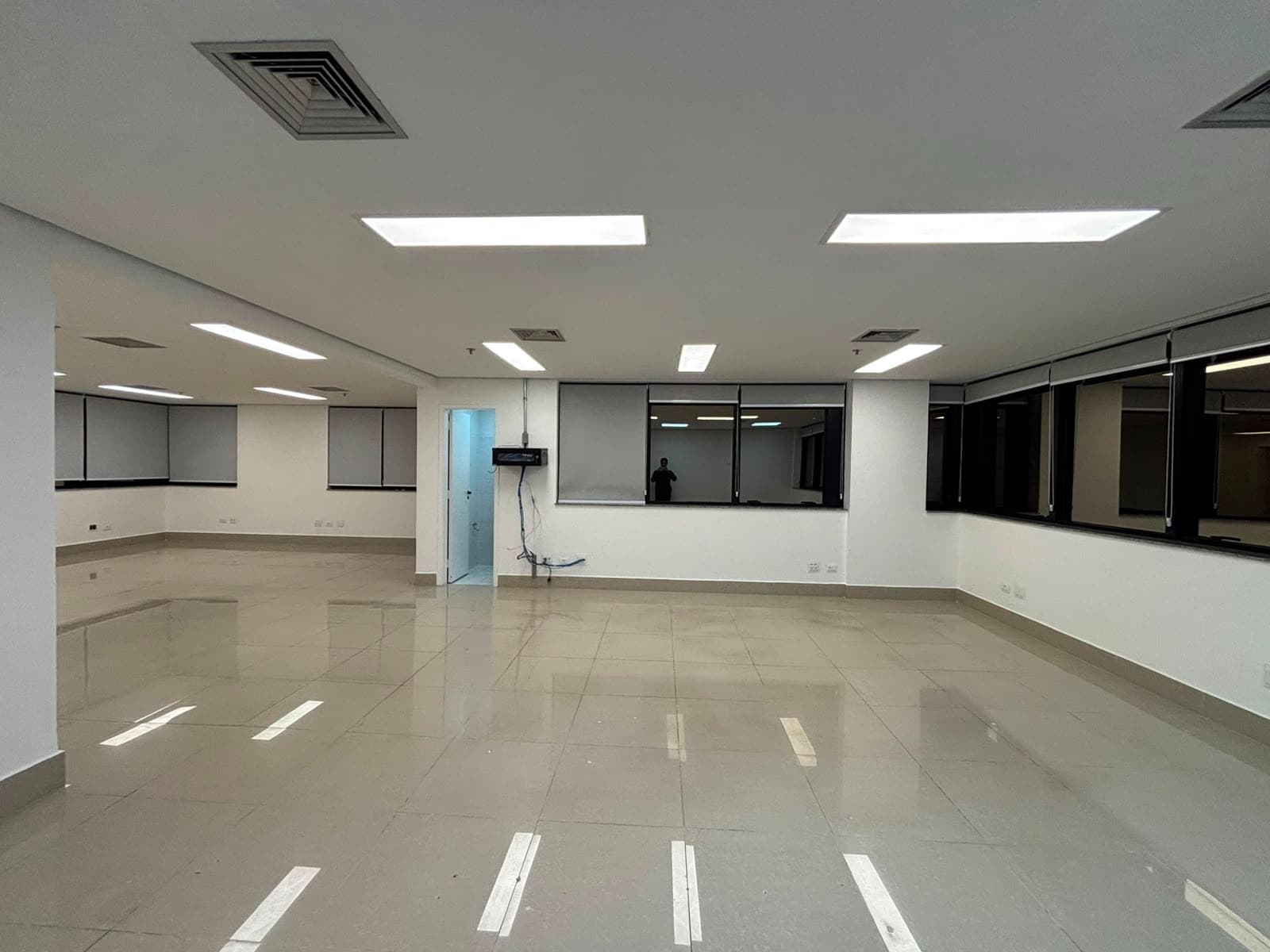 Sala comercial na Alameda dos Maracatins: salão com forro e iluminação embutida