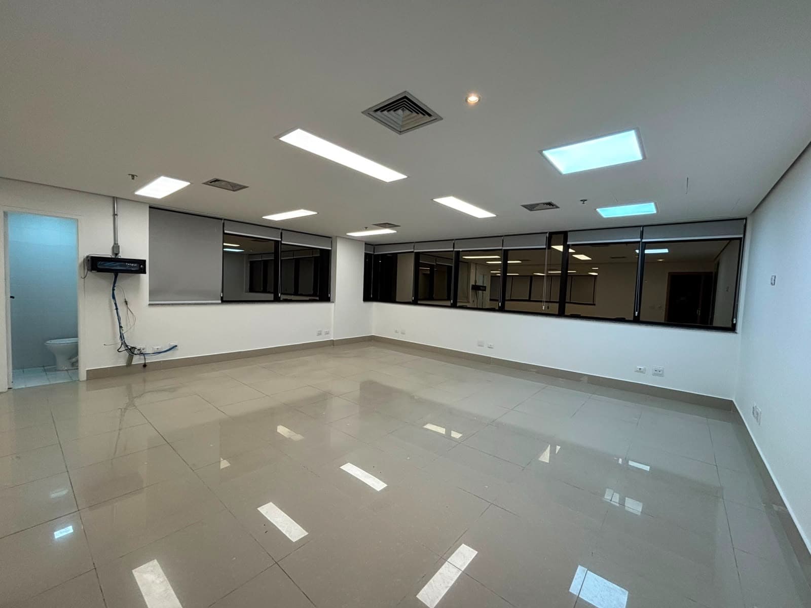 Sala comercial na Alameda dos Maracatins: salão amplo com janelas