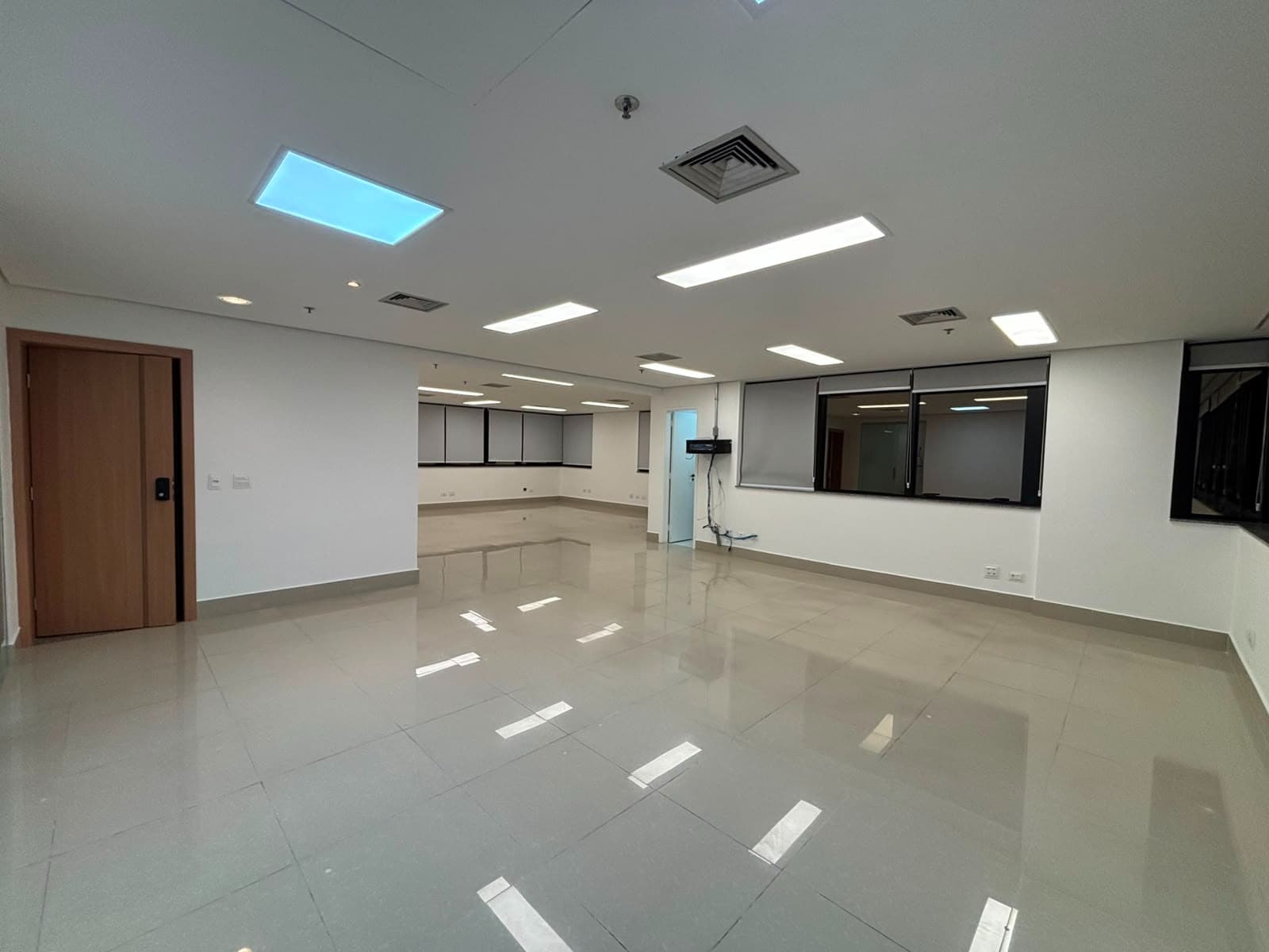 Sala comercial na Alameda dos Maracatins: salão e porta de entrada