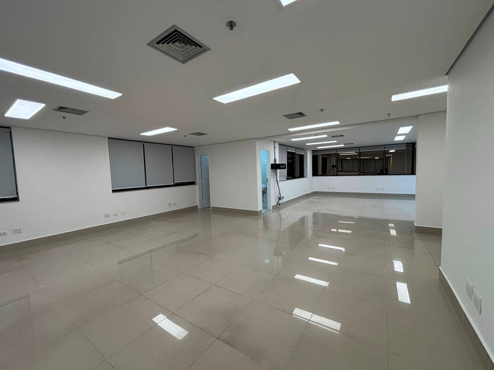 Sala comercial na Alameda dos Maracatins: salão iluminado