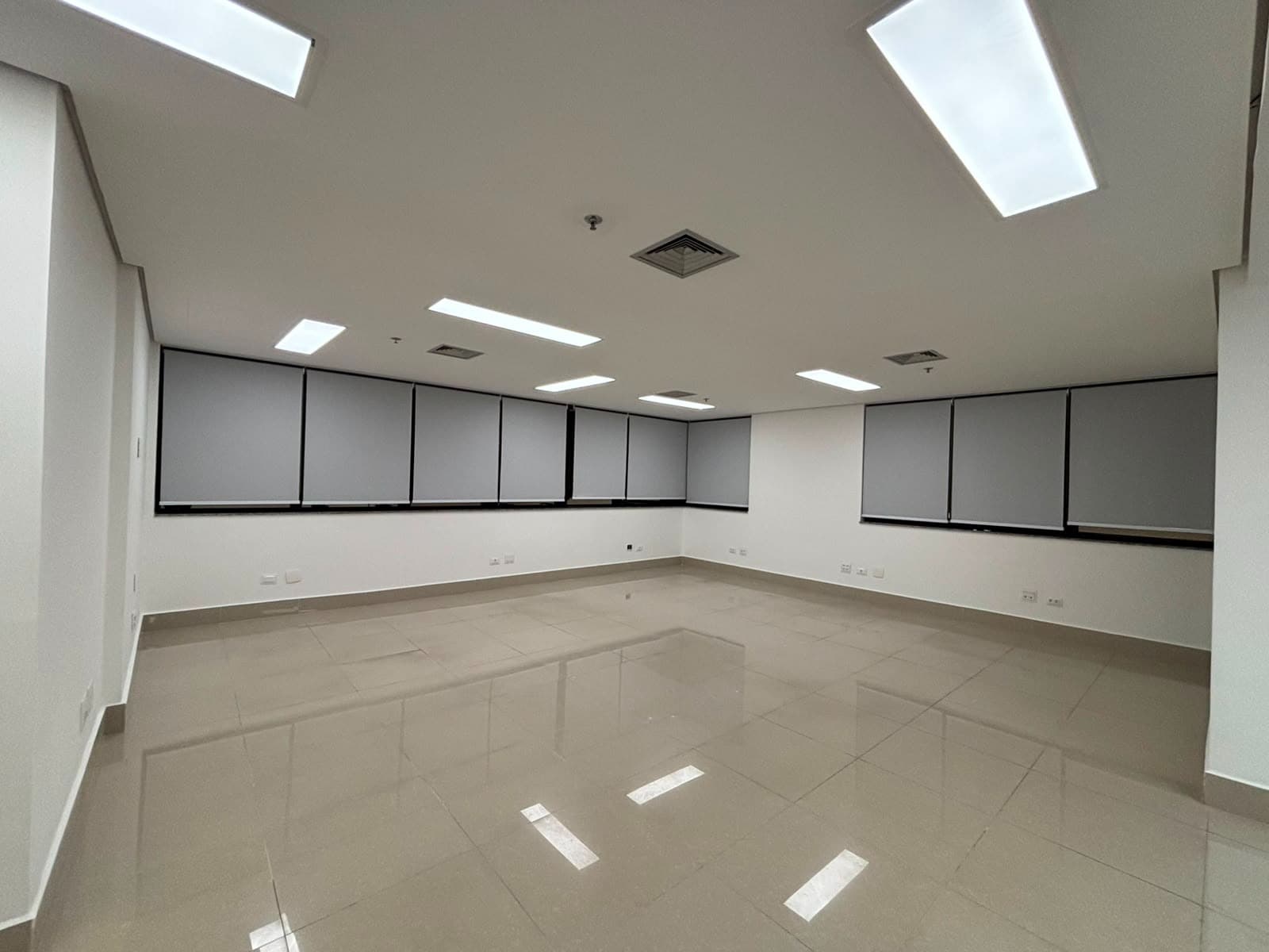 Sala comercial na Alameda dos Maracatins: salão com janelas em fita